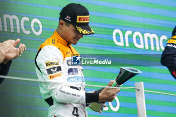 2023-07-09 - NORRIS Lando (gbr), McLaren F1 Team MCL60, portrait podium trophy during the 2023 Formula 1 Aramco British Grand Prix, 10th round of the 2023 Formula One World Championship from July 7 to 9, 2023 on the Silverstone Circuit, in Silverstone, United Kingdom - F1 - BRITISH GRAND PRIX 2023 - RACE - FORMULA 1 - MOTORS