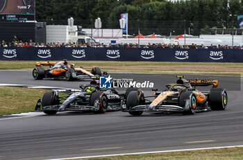 2023-07-09 - 44 HAMILTON Lewis (gbr), Mercedes AMG F1 Team W14, action 04 NORRIS Lando (gbr), McLaren F1 Team MCL60, action during the 2023 Formula 1 Aramco British Grand Prix, 10th round of the 2023 Formula One World Championship from July 7 to 9, 2023 on the Silverstone Circuit, in Silverstone, United Kingdom - F1 - BRITISH GRAND PRIX 2023 - RACE - FORMULA 1 - MOTORS