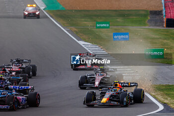 2023-07-09 - 11 PEREZ Sergio (mex), Red Bull Racing RB19, action start of the race, depart, sparks during the 2023 Formula 1 Aramco British Grand Prix, 10th round of the 2023 Formula One World Championship from July 7 to 9, 2023 on the Silverstone Circuit, in Silverstone, United Kingdom - F1 - BRITISH GRAND PRIX 2023 - RACE - FORMULA 1 - MOTORS