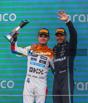 2023-07-09 - HAMILTON Lewis (gbr), Mercedes AMG F1 Team W14 and NORRIS Lando (gbr), McLaren F1 Team MCL60, portrait podium during the 2023 Formula 1 Aramco British Grand Prix, 10th round of the 2023 Formula One World Championship from July 7 to 9, 2023 on the Silverstone Circuit, in Silverstone, United Kingdom - F1 - BRITISH GRAND PRIX 2023 - RACE - FORMULA 1 - MOTORS