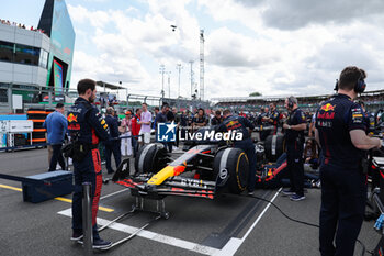 2023-07-09 - 11 PEREZ Sergio (mex), Red Bull Racing RB19, action starting grid, grille de depart, during the 2023 Formula 1 Aramco British Grand Prix, 10th round of the 2023 Formula One World Championship from July 7 to 9, 2023 on the Silverstone Circuit, in Silverstone, United Kingdom - F1 - BRITISH GRAND PRIX 2023 - RACE - FORMULA 1 - MOTORS