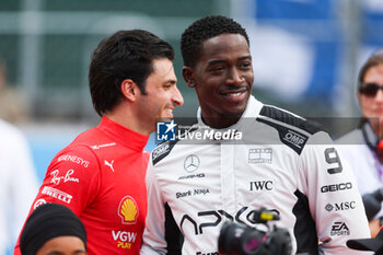 2023-07-09 - starting grid, grille de depart, IDRIS Damson Alade-Bo (GBR), actor playing Joshua Pearce, driver of the fictional Apex APXGP team in the F1 movie by Apple Studios / Bruckheimer Films, SAINZ Carlos (spa), Scuderia Ferrari SF-23, portrait during the 2023 Formula 1 Aramco British Grand Prix, 10th round of the 2023 Formula One World Championship from July 7 to 9, 2023 on the Silverstone Circuit, in Silverstone, United Kingdom - F1 - BRITISH GRAND PRIX 2023 - RACE - FORMULA 1 - MOTORS