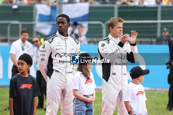 2023-07-09 - starting grid, grille de depart, IDRIS Damson Alade-Bo (GBR), actor playing Joshua Pearce, driver of the fictional Apex APXGP team in the F1 movie by Apple Studios / Bruckheimer Films, PITT Brad (USA), actor playing Sonny Hayes, driver of the fictional Apex APXGP team in the F1 movie by Apple Studios / Bruckheimer Films, portrait during the 2023 Formula 1 Aramco British Grand Prix, 10th round of the 2023 Formula One World Championship from July 7 to 9, 2023 on the Silverstone Circuit, in Silverstone, United Kingdom - F1 - BRITISH GRAND PRIX 2023 - RACE - FORMULA 1 - MOTORS