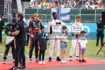 2023-07-09 - VERSTAPPEN Max (ned), Red Bull Racing RB19, IDRIS Damson Alade-Bo (GBR), actor playing Joshua Pearce, driver of the fictional Apex APXGP team in the F1 movie by Apple Studios / Bruckheimer Films, PITT Brad (USA), actor playing Sonny Hayes, driver of the fictional Apex APXGP team in the F1 movie by Apple Studios / Bruckheimer Films, portrait starting grid, grille de depart, during the 2023 Formula 1 Aramco British Grand Prix, 10th round of the 2023 Formula One World Championship from July 7 to 9, 2023 on the Silverstone Circuit, in Silverstone, United Kingdom - F1 - BRITISH GRAND PRIX 2023 - RACE - FORMULA 1 - MOTORS