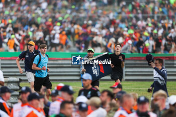 2023-07-09 - track invasion by the fans at the end of the race during the 2023 Formula 1 Aramco British Grand Prix, 10th round of the 2023 Formula One World Championship from July 7 to 9, 2023 on the Silverstone Circuit, in Silverstone, United Kingdom - F1 - BRITISH GRAND PRIX 2023 - RACE - FORMULA 1 - MOTORS