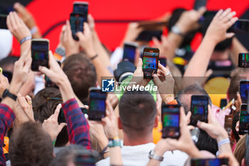 2023-07-09 - podium spectators, fans, phones during the 2023 Formula 1 Aramco British Grand Prix, 10th round of the 2023 Formula One World Championship from July 7 to 9, 2023 on the Silverstone Circuit, in Silverstone, United Kingdom - F1 - BRITISH GRAND PRIX 2023 - RACE - FORMULA 1 - MOTORS