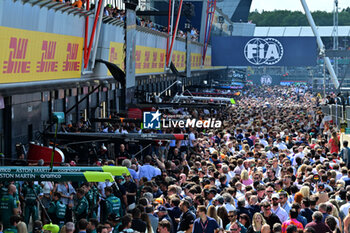 2023-07-09 - crowd, foule, fans in the pitlane, pitlanewalk during the 2023 Formula 1 Aramco British Grand Prix, 10th round of the 2023 Formula One World Championship from July 7 to 9, 2023 on the Silverstone Circuit, in Silverstone, United Kingdom - F1 - BRITISH GRAND PRIX 2023 - RACE - FORMULA 1 - MOTORS