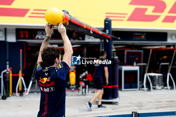 2023-07-20 - Red Bull Racing mechanics working during the 2023 Formula 1 Qatar Airways Hungarian Grand Prix, 11th round of the 2023 Formula One World Championship from July 21 to 23, 2023 on the Hungaroring, in Mogyorod, Hungary - F1 - HUNGARIAN GRAND PRIX 2023 - FORMULA 1 - MOTORS