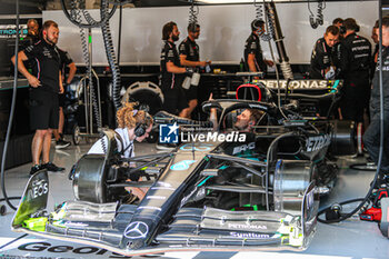 2023-07-22 - Mercedes-AMG Petronas F1 Team mechanicals at work on the car - 2023 FORMULA 1 QATAR AIRWAYS HUNGARIAN GRAND PRIX, FORMULA ONE WORLD CHAMPIONSHIP - FREE PRACTICE AND QUALIFY - FORMULA 1 - MOTORS