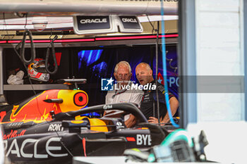 2023-07-22 - Oracle Red Bull Racing mechanicals at work on the car - 2023 FORMULA 1 QATAR AIRWAYS HUNGARIAN GRAND PRIX, FORMULA ONE WORLD CHAMPIONSHIP - FREE PRACTICE AND QUALIFY - FORMULA 1 - MOTORS