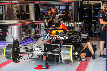 2023-07-22 - Oracle Red Bull Racing mechanicals at work on the car - 2023 FORMULA 1 QATAR AIRWAYS HUNGARIAN GRAND PRIX, FORMULA ONE WORLD CHAMPIONSHIP - FREE PRACTICE AND QUALIFY - FORMULA 1 - MOTORS
