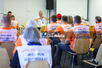 2023-07-22 - BAUER Jo, FIA Formula One Technical Delegate, in briefing with marshalls during the 2023 Formula 1 Qatar Airways Hungarian Grand Prix, 11th round of the 2023 Formula One World Championship from July 21 to 23, 2023 on the Hungaroring, in Mogyorod, Hungary - F1 - HUNGARIAN GRAND PRIX 2023 - FORMULA 1 - MOTORS