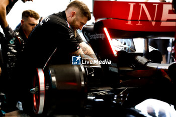 2023-07-22 - Mercedes AMG F1 Team mechanic during the 2023 Formula 1 Qatar Airways Hungarian Grand Prix, 11th round of the 2023 Formula One World Championship from July 21 to 23, 2023 on the Hungaroring, in Mogyorod, Hungary - F1 - HUNGARIAN GRAND PRIX 2023 - FORMULA 1 - MOTORS