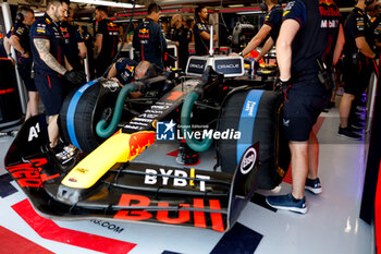 2023-07-22 - VERSTAPPEN Max (ned), Red Bull Racing RB19, garage, box, during the 2023 Formula 1 Qatar Airways Hungarian Grand Prix, 11th round of the 2023 Formula One World Championship from July 21 to 23, 2023 on the Hungaroring, in Mogyorod, Hungary - F1 - HUNGARIAN GRAND PRIX 2023 - FORMULA 1 - MOTORS