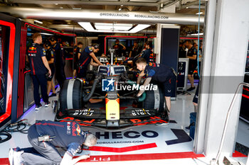 2023-07-22 - 11 PEREZ Sergio (mex), Red Bull Racing RB19, garage, box, during the 2023 Formula 1 Qatar Airways Hungarian Grand Prix, 11th round of the 2023 Formula One World Championship from July 21 to 23, 2023 on the Hungaroring, in Mogyorod, Hungary - F1 - HUNGARIAN GRAND PRIX 2023 - FORMULA 1 - MOTORS