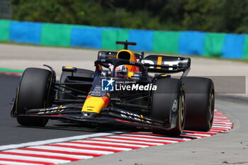 2023-07-22 - 01 VERSTAPPEN Max (nld), Red Bull Racing RB19, action during the 2023 Formula 1 Qatar Airways Hungarian Grand Prix, 11th round of the 2023 Formula One World Championship from July 21 to 23, 2023 on the Hungaroring, in Mogyorod, Hungary - F1 - HUNGARIAN GRAND PRIX 2023 - FORMULA 1 - MOTORS