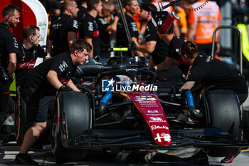 2023-07-22 - 24 ZHOU Guanyu (chi), Alfa Romeo F1 Team Stake C43, action pitlane during the 2023 Formula 1 Qatar Airways Hungarian Grand Prix, 11th round of the 2023 Formula One World Championship from July 21 to 23, 2023 on the Hungaroring, in Mogyorod, Hungary - F1 - HUNGARIAN GRAND PRIX 2023 - FORMULA 1 - MOTORS