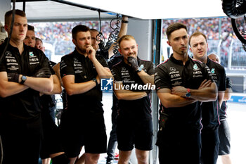 2023-07-22 - Mercedes AMG F1 Team mechanics during the 2023 Formula 1 Qatar Airways Hungarian Grand Prix, 11th round of the 2023 Formula One World Championship from July 21 to 23, 2023 on the Hungaroring, in Mogyorod, Hungary - F1 - HUNGARIAN GRAND PRIX 2023 - FORMULA 1 - MOTORS
