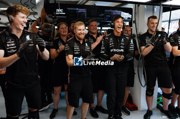 2023-07-22 - Mercedes AMG F1 Team mechanics during the 2023 Formula 1 Qatar Airways Hungarian Grand Prix, 11th round of the 2023 Formula One World Championship from July 21 to 23, 2023 on the Hungaroring, in Mogyorod, Hungary - F1 - HUNGARIAN GRAND PRIX 2023 - FORMULA 1 - MOTORS