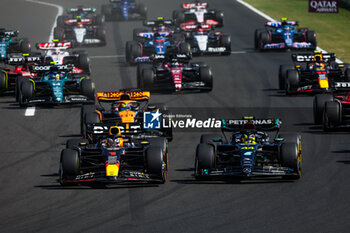 2023-07-23 - Start of the race: 01 VERSTAPPEN Max (nld), Red Bull Racing RB19, 44 HAMILTON Lewis (gbr), Mercedes AMG F1 Team W14, 81 PIASTRI Oscar (aus), McLaren F1 Team MCL60, action during the 2023 Formula 1 Qatar Airways Hungarian Grand Prix, 11th round of the 2023 Formula One World Championship from July 21 to 23, 2023 on the Hungaroring, in Mogyorod, Hungary - F1 - HUNGARIAN GRAND PRIX 2023 - RACE - FORMULA 1 - MOTORS