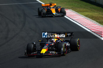 2023-07-23 - 01 VERSTAPPEN Max (nld), Red Bull Racing RB19, 81 PIASTRI Oscar (aus), McLaren F1 Team MCL60, action during the 2023 Formula 1 Qatar Airways Hungarian Grand Prix, 11th round of the 2023 Formula One World Championship from July 21 to 23, 2023 on the Hungaroring, in Mogyorod, Hungary - F1 - HUNGARIAN GRAND PRIX 2023 - RACE - FORMULA 1 - MOTORS