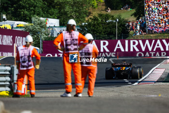 2023-07-23 - Marshalls trackside during the 2023 Formula 1 Qatar Airways Hungarian Grand Prix, 11th round of the 2023 Formula One World Championship from July 21 to 23, 2023 on the Hungaroring, in Mogyorod, Hungary - F1 - HUNGARIAN GRAND PRIX 2023 - RACE - FORMULA 1 - MOTORS