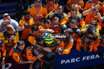 2023-07-23 - NORRIS Lando (gbr), McLaren F1 Team MCL60, portrait celebrating second position with the team during the 2023 Formula 1 Qatar Airways Hungarian Grand Prix, 11th round of the 2023 Formula One World Championship from July 21 to 23, 2023 on the Hungaroring, in Mogyorod, Hungary - F1 - HUNGARIAN GRAND PRIX 2023 - RACE - FORMULA 1 - MOTORS