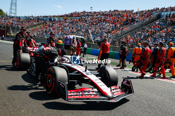 2023-07-23 - 20 MAGNUSSEN Kevin (den), Haas F1 Team VF-23 Ferrari, starting grid during the 2023 Formula 1 Qatar Airways Hungarian Grand Prix, 11th round of the 2023 Formula One World Championship from July 21 to 23, 2023 on the Hungaroring, in Mogyorod, Hungary - F1 - HUNGARIAN GRAND PRIX 2023 - RACE - FORMULA 1 - MOTORS