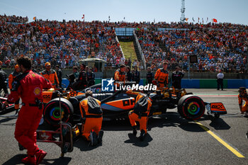 2023-07-23 - 81 PIASTRI Oscar (aus), McLaren F1 Team MCL60, starting grid during the 2023 Formula 1 Qatar Airways Hungarian Grand Prix, 11th round of the 2023 Formula One World Championship from July 21 to 23, 2023 on the Hungaroring, in Mogyorod, Hungary - F1 - HUNGARIAN GRAND PRIX 2023 - RACE - FORMULA 1 - MOTORS