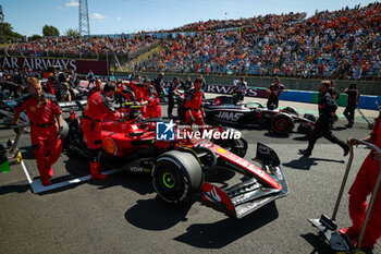 2023-07-23 - 55 SAINZ Carlos (spa), Scuderia Ferrari SF-23, starting grid during the 2023 Formula 1 Qatar Airways Hungarian Grand Prix, 11th round of the 2023 Formula One World Championship from July 21 to 23, 2023 on the Hungaroring, in Mogyorod, Hungary - F1 - HUNGARIAN GRAND PRIX 2023 - RACE - FORMULA 1 - MOTORS
