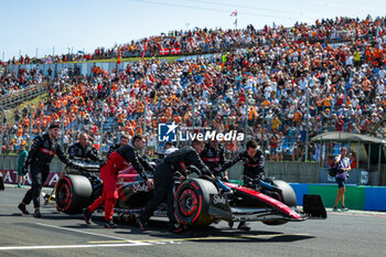 2023-07-23 - 77 BOTTAS Valtteri (fin), Alfa Romeo F1 Team Stake C43, starting grid during the 2023 Formula 1 Qatar Airways Hungarian Grand Prix, 11th round of the 2023 Formula One World Championship from July 21 to 23, 2023 on the Hungaroring, in Mogyorod, Hungary - F1 - HUNGARIAN GRAND PRIX 2023 - RACE - FORMULA 1 - MOTORS