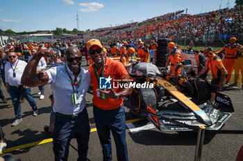 2023-07-23 - CREWS Terry, American actor, on the starting grid during the 2023 Formula 1 Qatar Airways Hungarian Grand Prix, 11th round of the 2023 Formula One World Championship from July 21 to 23, 2023 on the Hungaroring, in Mogyorod, Hungary - F1 - HUNGARIAN GRAND PRIX 2023 - RACE - FORMULA 1 - MOTORS