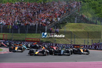 2023-07-23 - Start of the race: 01 VERSTAPPEN Max (nld), Red Bull Racing RB19, 44 HAMILTON Lewis (gbr), Mercedes AMG F1 Team W14, 04 NORRIS Lando (gbr), McLaren F1 Team MCL60, action during the 2023 Formula 1 Qatar Airways Hungarian Grand Prix, 11th round of the 2023 Formula One World Championship from July 21 to 23, 2023 on the Hungaroring, in Mogyorod, Hungary - F1 - HUNGARIAN GRAND PRIX 2023 - RACE - FORMULA 1 - MOTORS