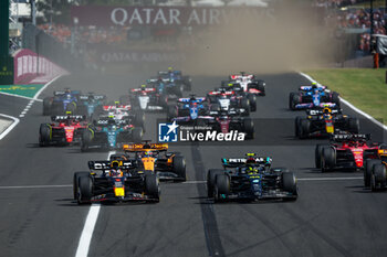 2023-07-23 - Start of the race: 01 VERSTAPPEN Max (nld), Red Bull Racing RB19, 44 HAMILTON Lewis (gbr), Mercedes AMG F1 Team W14, 81 PIASTRI Oscar (aus), McLaren F1 Team MCL60, action during the 2023 Formula 1 Qatar Airways Hungarian Grand Prix, 11th round of the 2023 Formula One World Championship from July 21 to 23, 2023 on the Hungaroring, in Mogyorod, Hungary - F1 - HUNGARIAN GRAND PRIX 2023 - RACE - FORMULA 1 - MOTORS