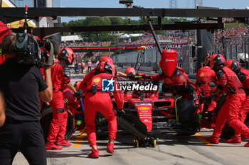 2023-07-23 - 55 SAINZ Carlos (spa), Scuderia Ferrari SF-23, action pitstop during the 2023 Formula 1 Qatar Airways Hungarian Grand Prix, 11th round of the 2023 Formula One World Championship from July 21 to 23, 2023 on the Hungaroring, in Mogyorod, Hungary - F1 - HUNGARIAN GRAND PRIX 2023 - RACE - FORMULA 1 - MOTORS