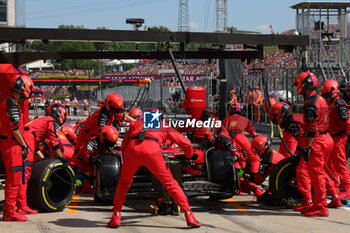 2023-07-23 - 16 LECLERC Charles (mco), Scuderia Ferrari SF-23, action pitstop during the 2023 Formula 1 Qatar Airways Hungarian Grand Prix, 11th round of the 2023 Formula One World Championship from July 21 to 23, 2023 on the Hungaroring, in Mogyorod, Hungary - F1 - HUNGARIAN GRAND PRIX 2023 - RACE - FORMULA 1 - MOTORS