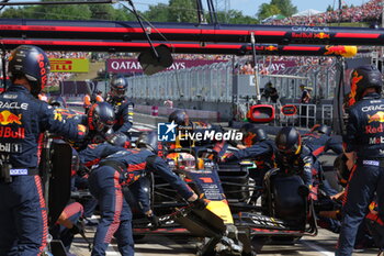 2023-07-23 - 01 VERSTAPPEN Max (nld), Red Bull Racing RB19, action pitstop during the 2023 Formula 1 Qatar Airways Hungarian Grand Prix, 11th round of the 2023 Formula One World Championship from July 21 to 23, 2023 on the Hungaroring, in Mogyorod, Hungary - F1 - HUNGARIAN GRAND PRIX 2023 - RACE - FORMULA 1 - MOTORS
