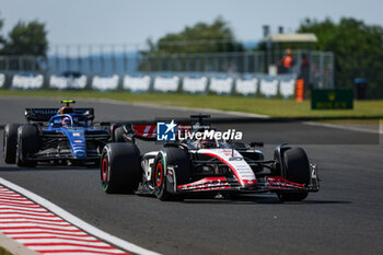 2023-07-23 - 20 MAGNUSSEN Kevin (den), Haas F1 Team VF-23 Ferrari, 02 SARGEANT Logan (usa), Williams Racing FW45, action during the 2023 Formula 1 Qatar Airways Hungarian Grand Prix, 11th round of the 2023 Formula One World Championship from July 21 to 23, 2023 on the Hungaroring, in Mogyorod, Hungary - F1 - HUNGARIAN GRAND PRIX 2023 - RACE - FORMULA 1 - MOTORS