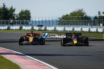 2023-07-23 - 81 PIASTRI Oscar (aus), McLaren F1 Team MCL60, 11 PEREZ Sergio (mex), Red Bull Racing RB19, action during the 2023 Formula 1 Qatar Airways Hungarian Grand Prix, 11th round of the 2023 Formula One World Championship from July 21 to 23, 2023 on the Hungaroring, in Mogyorod, Hungary - F1 - HUNGARIAN GRAND PRIX 2023 - RACE - FORMULA 1 - MOTORS