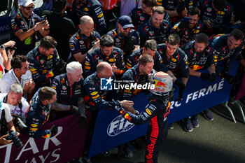 2023-07-23 - VERSTAPPEN Max (ned), Red Bull Racing RB19, celebrating victory with the team during the 2023 Formula 1 Qatar Airways Hungarian Grand Prix, 11th round of the 2023 Formula One World Championship from July 21 to 23, 2023 on the Hungaroring, in Mogyorod, Hungary - F1 - HUNGARIAN GRAND PRIX 2023 - RACE - FORMULA 1 - MOTORS