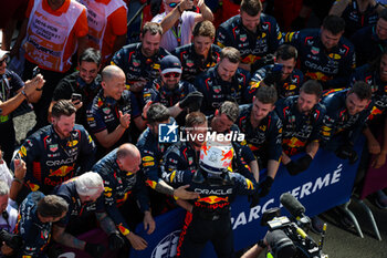 2023-07-23 - VERSTAPPEN Max (ned), Red Bull Racing RB19, celebrating victory with the team during the 2023 Formula 1 Qatar Airways Hungarian Grand Prix, 11th round of the 2023 Formula One World Championship from July 21 to 23, 2023 on the Hungaroring, in Mogyorod, Hungary - F1 - HUNGARIAN GRAND PRIX 2023 - RACE - FORMULA 1 - MOTORS