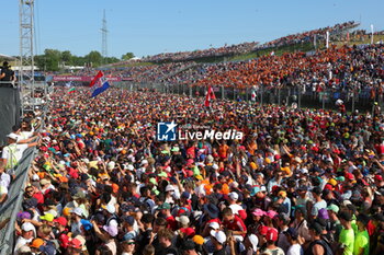 2023-07-23 - Fans on the track during the 2023 Formula 1 Qatar Airways Hungarian Grand Prix, 11th round of the 2023 Formula One World Championship from July 21 to 23, 2023 on the Hungaroring, in Mogyorod, Hungary - F1 - HUNGARIAN GRAND PRIX 2023 - RACE - FORMULA 1 - MOTORS