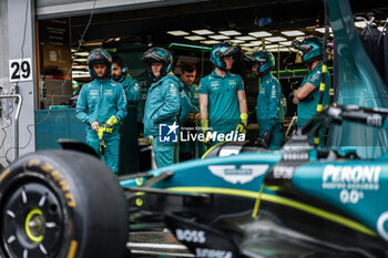 2023-07-27 - Aston Martin F1 Team, mechanic, mecanicien during the Formula 1 Rolex Belgian Grand Prix 2022, 14th round of the 2022 FIA Formula One World Championship from August 26 to 28, 2022 on the Circuit de Spa-Francorchamps, in Francorchamps, Belgium - F1 - BELGIAN GRAND PRIX 2022 - FORMULA 1 - MOTORS