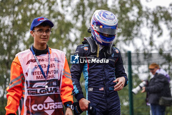 2023-07-28 - SARGEANT Logan (usa), Williams Racing FW45, portrait with a marshall, commissaire de piste, marshal, marshalls, marshals, rain, pluie,during the 2023 Formula 1 MSC Cruises Belgian Grand Prix, 12th round of the 2023 Formula One World Championship from July 28 to 30, 2023 on the Circuit de Spa-Francorchamps, in Stavelot, Belgium - F1 - BELGIAN GRAND PRIX 2023 - FORMULA 1 - MOTORS