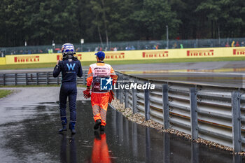 2023-07-28 - SARGEANT Logan (usa), Williams Racing FW45, with a marshall, commissaire de piste, marshal, marshalls, marshals, rain, pluie, during the 2023 Formula 1 MSC Cruises Belgian Grand Prix, 12th round of the 2023 Formula One World Championship from July 28 to 30, 2023 on the Circuit de Spa-Francorchamps, in Stavelot, Belgium - F1 - BELGIAN GRAND PRIX 2023 - FORMULA 1 - MOTORS