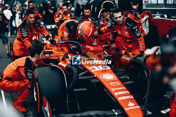 2023-07-29 - LECLERC Charles (mco), Scuderia Ferrari SF-23, mechanic, mecanicien, mechanics, starting grid, grille de depart, during the 2023 Formula 1 MSC Cruises Belgian Grand Prix, 12th round of the 2023 Formula One World Championship from July 28 to 30, 2023 on the Circuit de Spa-Francorchamps, in Stavelot, Belgium - F1 - BELGIAN GRAND PRIX 2023 - FORMULA 1 - MOTORS
