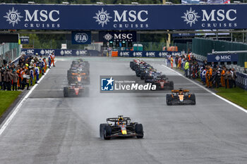 2023-07-29 - 01 VERSTAPPEN Max (nld), Red Bull Racing RB19, 81 PIASTRI Oscar (aus), McLaren F1 Team MCL60, action, start of the race, depart, rain, pluie, during the 2023 Formula 1 MSC Cruises Belgian Grand Prix, 12th round of the 2023 Formula One World Championship from July 28 to 30, 2023 on the Circuit de Spa-Francorchamps, in Stavelot, Belgium - F1 - BELGIAN GRAND PRIX 2023 - FORMULA 1 - MOTORS