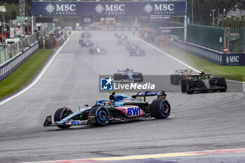 2023-07-29 - 10 GASLY Pierre (fra), Alpine F1 Team A523, 44 HAMILTON Lewis (gbr), Mercedes AMG F1 Team W14, action, start of the race, rain, pluie, depart, during the 2023 Formula 1 MSC Cruises Belgian Grand Prix, 12th round of the 2023 Formula One World Championship from July 28 to 30, 2023 on the Circuit de Spa-Francorchamps, in Stavelot, Belgium - F1 - BELGIAN GRAND PRIX 2023 - FORMULA 1 - MOTORS