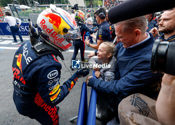 2023-07-30 - VERSTAPPEN Max (ned), Red Bull Racing RB19, with his father Jos during the 2023 Formula 1 MSC Cruises Belgian Grand Prix, 12th round of the 2023 Formula One World Championship from July 28 to 30, 2023 on the Circuit de Spa-Francorchamps, in Stavelot, Belgium - F1 - BELGIAN GRAND PRIX 2023 - RACE - FORMULA 1 - MOTORS