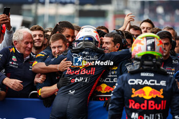 2023-07-30 - VERSTAPPEN Max (ned), Red Bull Racing RB19, portrait celebrating victory with the team during the 2023 Formula 1 MSC Cruises Belgian Grand Prix, 12th round of the 2023 Formula One World Championship from July 28 to 30, 2023 on the Circuit de Spa-Francorchamps, in Stavelot, Belgium - F1 - BELGIAN GRAND PRIX 2023 - RACE - FORMULA 1 - MOTORS